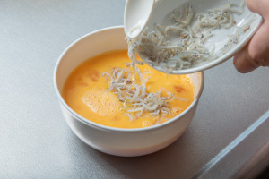 写真:溶き卵にしらすを入れる