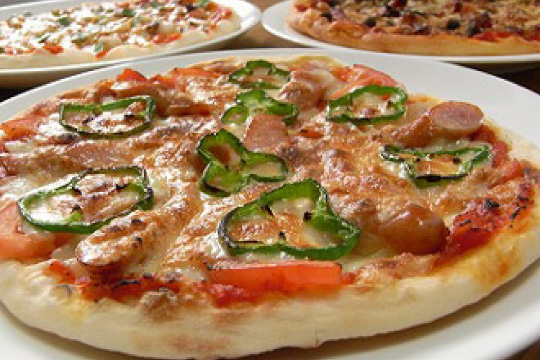 写真：もっちり＆クリスピーな米粉入りピザ