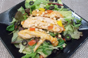 写真：マリネチキンのサラダランチ