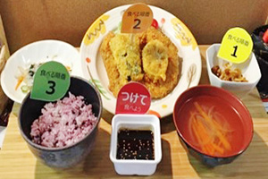 写真：黒米ごはんのランチ