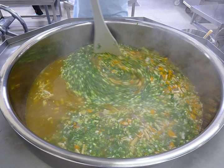 写真：茶汁を煮る釜