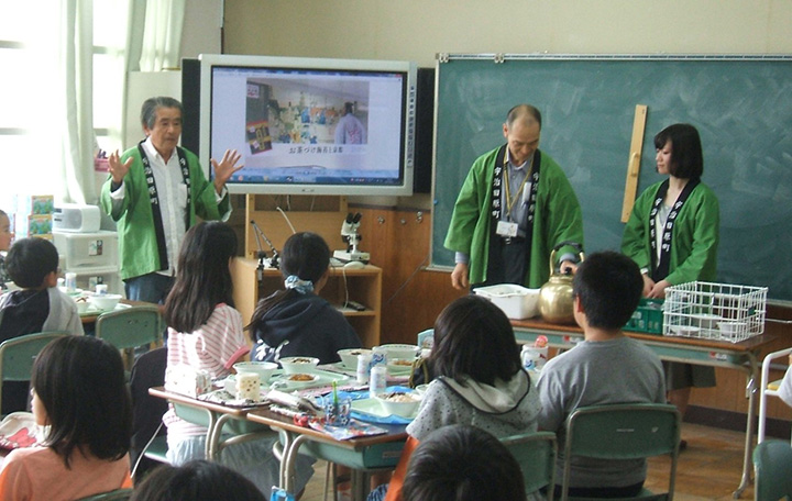 写真：教室でお茶をふるまう