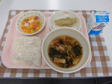 写真：ソフトめんのある給食