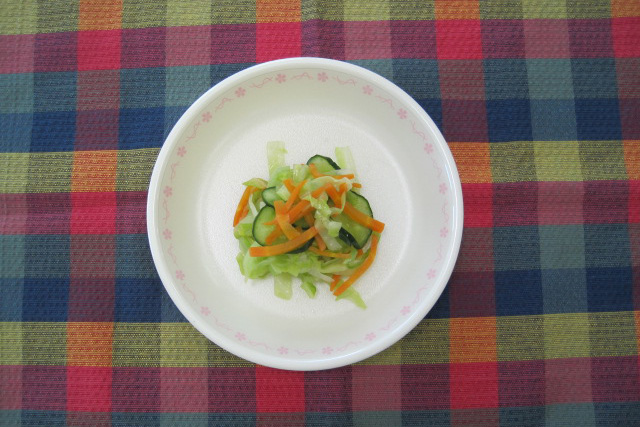 写真:徳島県の学校給食 すだち酢あえ