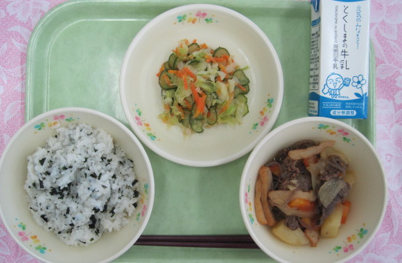 写真：すだち酢あえを含んだ給食の献立