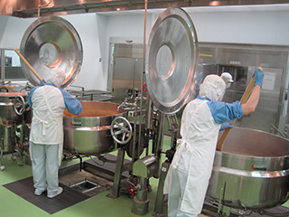 写真：釜で調理する様子