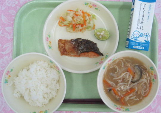 写真：すだち酢あえと焼き魚の給食