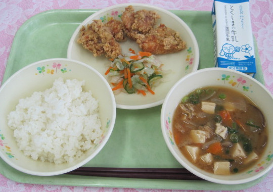 写真：唐揚げとすだち酢あえの給食