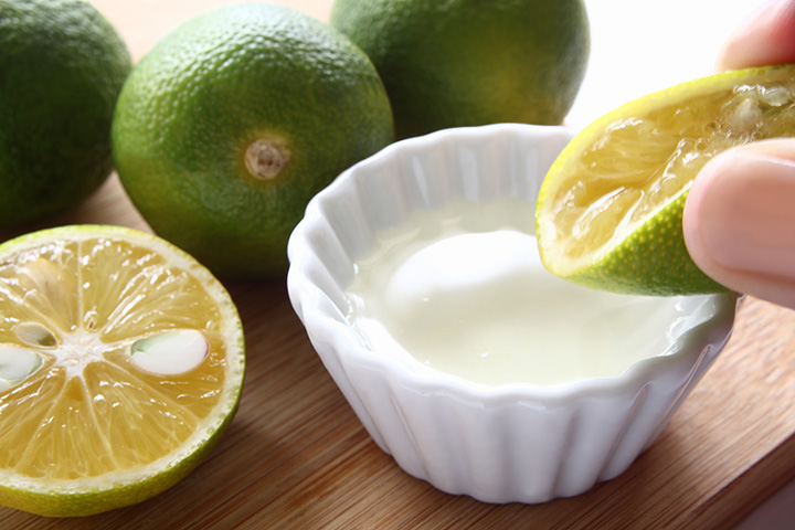 写真：すだちを絞る