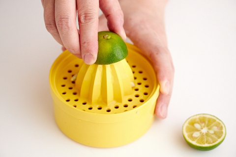写真：香酸柑橘の果汁を絞る
