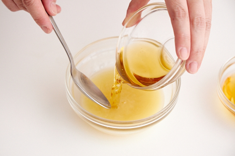 写真：果汁と調味料を混ぜて生しらすにかける