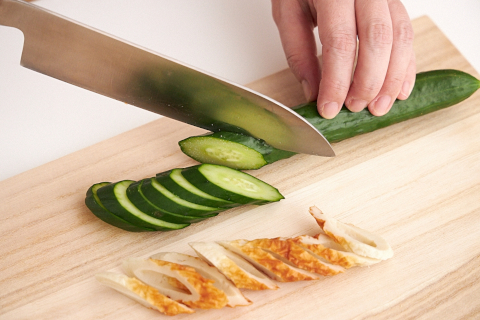 写真：きゅうり、ちくわの斜め切り