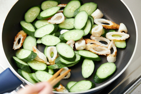 写真：きゅうり、ちくわを炒める