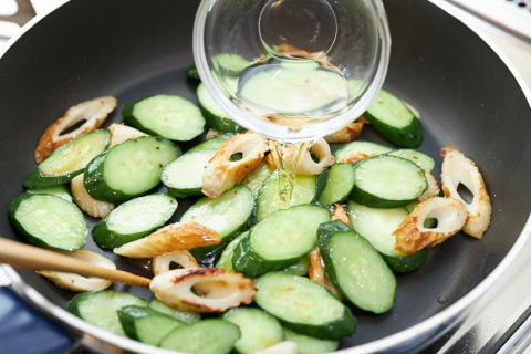 写真：調味料をかける