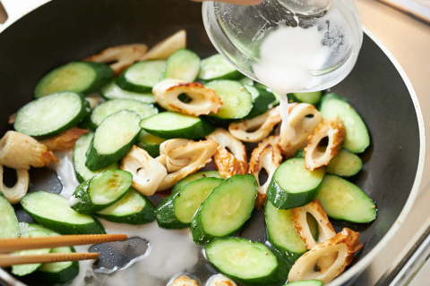 写真：片栗粉でとろみをつける