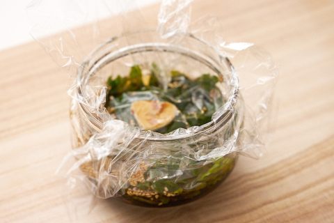 写真：容器に落としラップをする