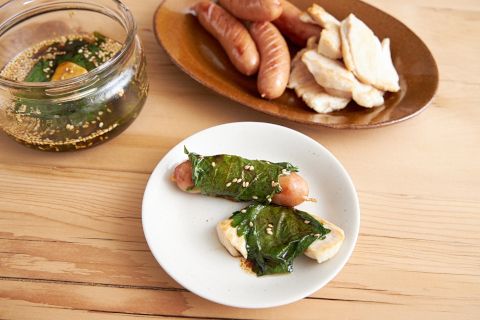 写真：ウィンナー、鶏肉に巻いて盛り付け