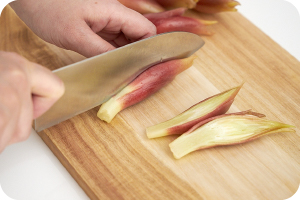 写真:みょうがを縦半分に切る