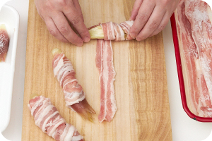 写真:みょうがを豚バラ肉で巻く