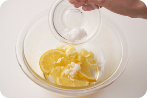 写真:切ったレモンをボウルに入れ、塩をまぶす