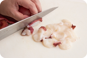 写真:茹でたミズダコを薄切りに