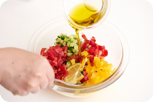 写真:具材にオリーブ油をかける
