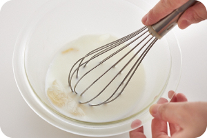 写真:耐熱ボウルに牛乳を入れ加熱、ゼラチンを入れ溶かし混ぜる