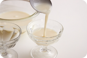 写真:グラスなどに注ぐ