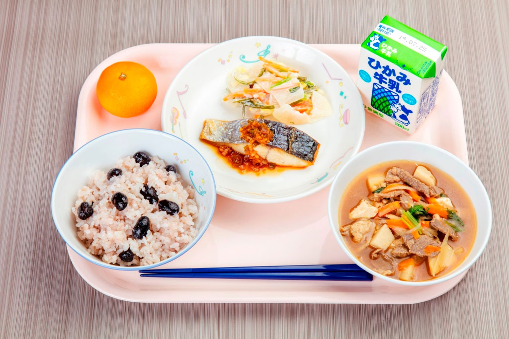 写真：天内芋入り根菜ぼたん汁を含む給食