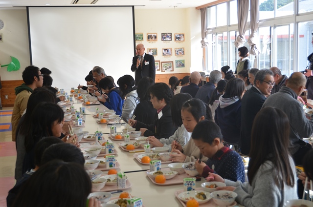 写真：「天内芋入り根菜ぼたん汁」の試食会