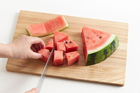 写真：一口大に切る