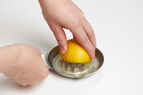 写真：レモンを搾る