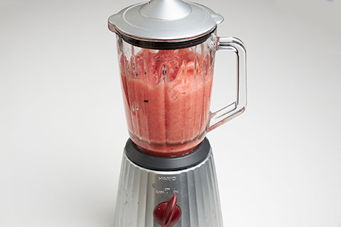 写真：ミキサーでなめらかになるまでかく拌