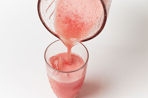 写真：氷を入れたグラスに注いでミントを添える