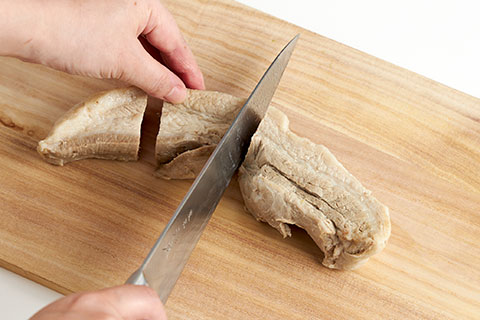 写真：肉を４等分にする