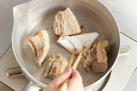 写真：肉を焼き目がつくまで焼く