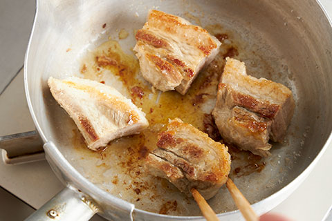 写真：カラメル色になるまで焦がす