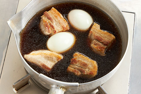 写真：ゆで卵と煮る