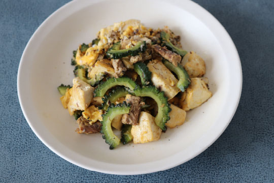 写真:サバ缶とゴーヤーのチャンプルー