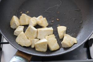 写真：豆腐を炒める