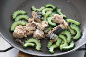 写真：サバの身とゴーヤを炒める