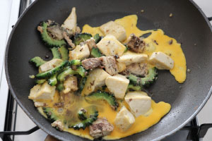 写真：豆腐を加え、溶き卵を加える