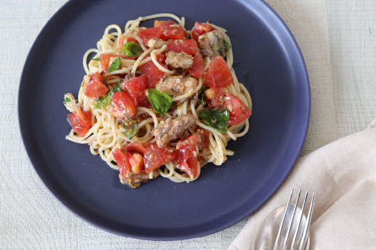 写真:サバ缶とフレッシュトマトの冷たいパスタ