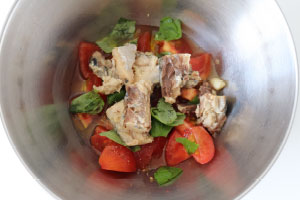 写真：ボウルに具材を入れる