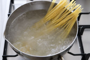 写真：スパゲッティを茹でる