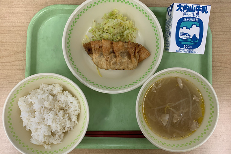 写真：津ぎょうざの給食