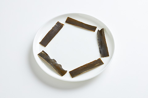 写真：皿に１枚ずつ並べる