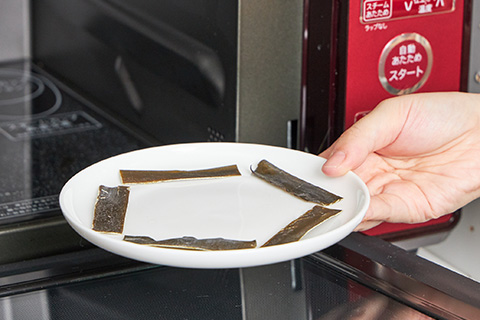 写真：電子レンジで加熱します。