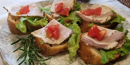 写真:ロースハムのブルスケッタ