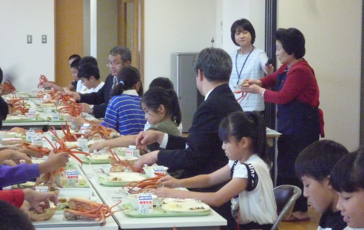 写真：ベニズワイガニの出る給食の様子